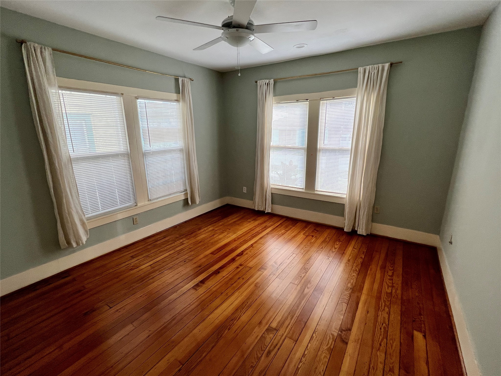 501 East 28th Street Houston, TX 77008 - Photo 12 of 20 an empty room with wooden floor and windows