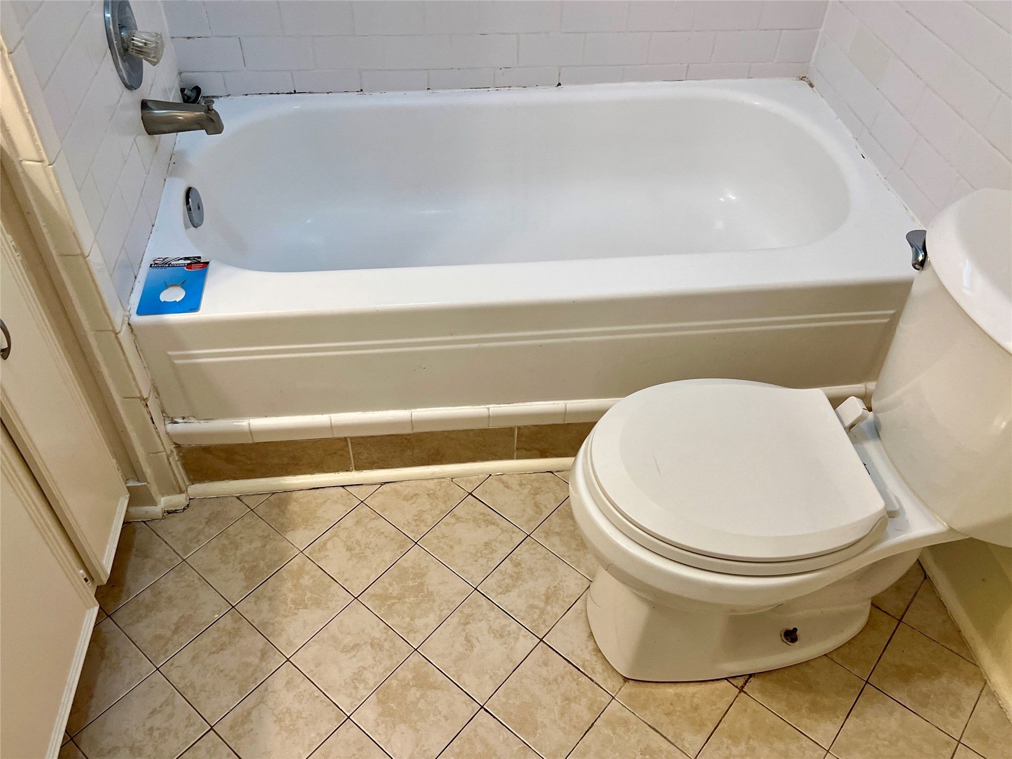 501 East 28th Street Houston, TX 77008 - Photo 14 of 20 a bathroom with a toilet and a bathtub
