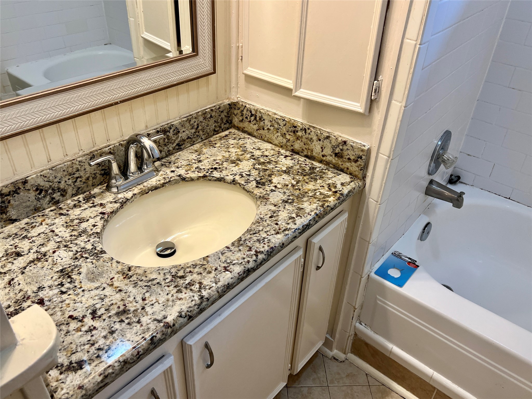 501 East 28th Street Houston, TX 77008 - Photo 15 of 20 a bathroom with a granite countertop sink and a tub