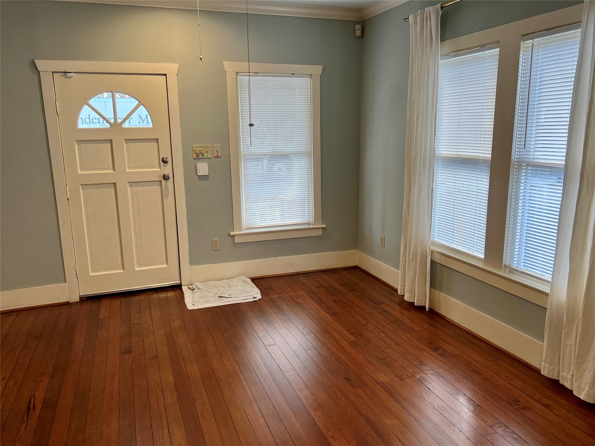 501 East 28th Street Houston, TX 77008 - Photo 16 of 20 a view of an empty room with wooden floor and a window