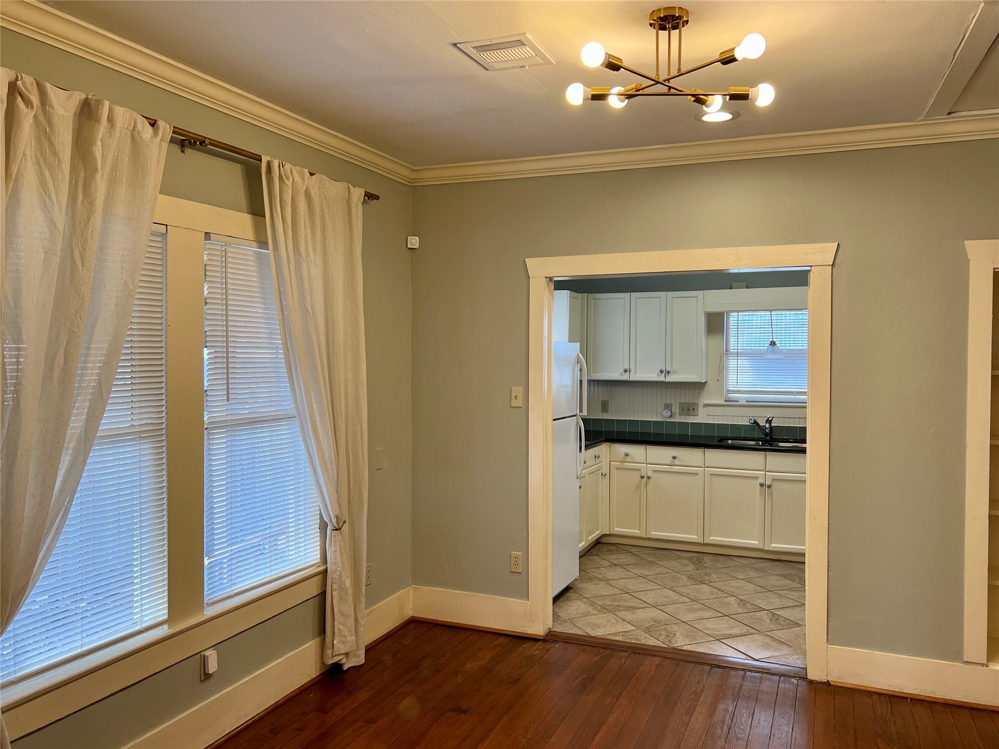 501 East 28th Street Houston, TX 77008 - Photo 17 of 20 a bathroom with a sink and a mirror
