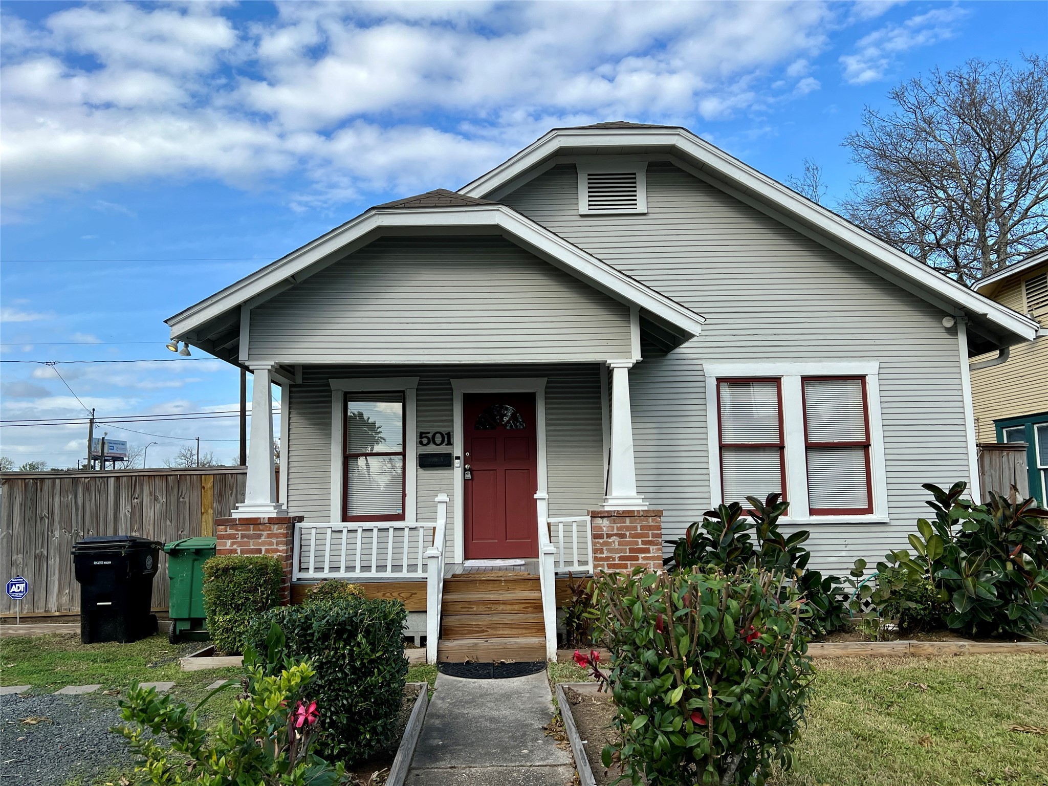 501 East 28th Street Houston, TX 77008 - Photo 18 of 20 a front view of a house with garden