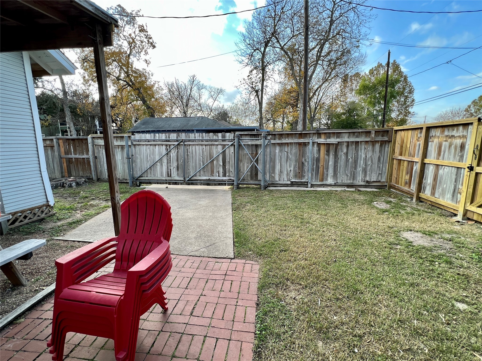 501 East 28th Street Houston, TX 77008 - Photo 19 of 20 a view of a yard with furniture