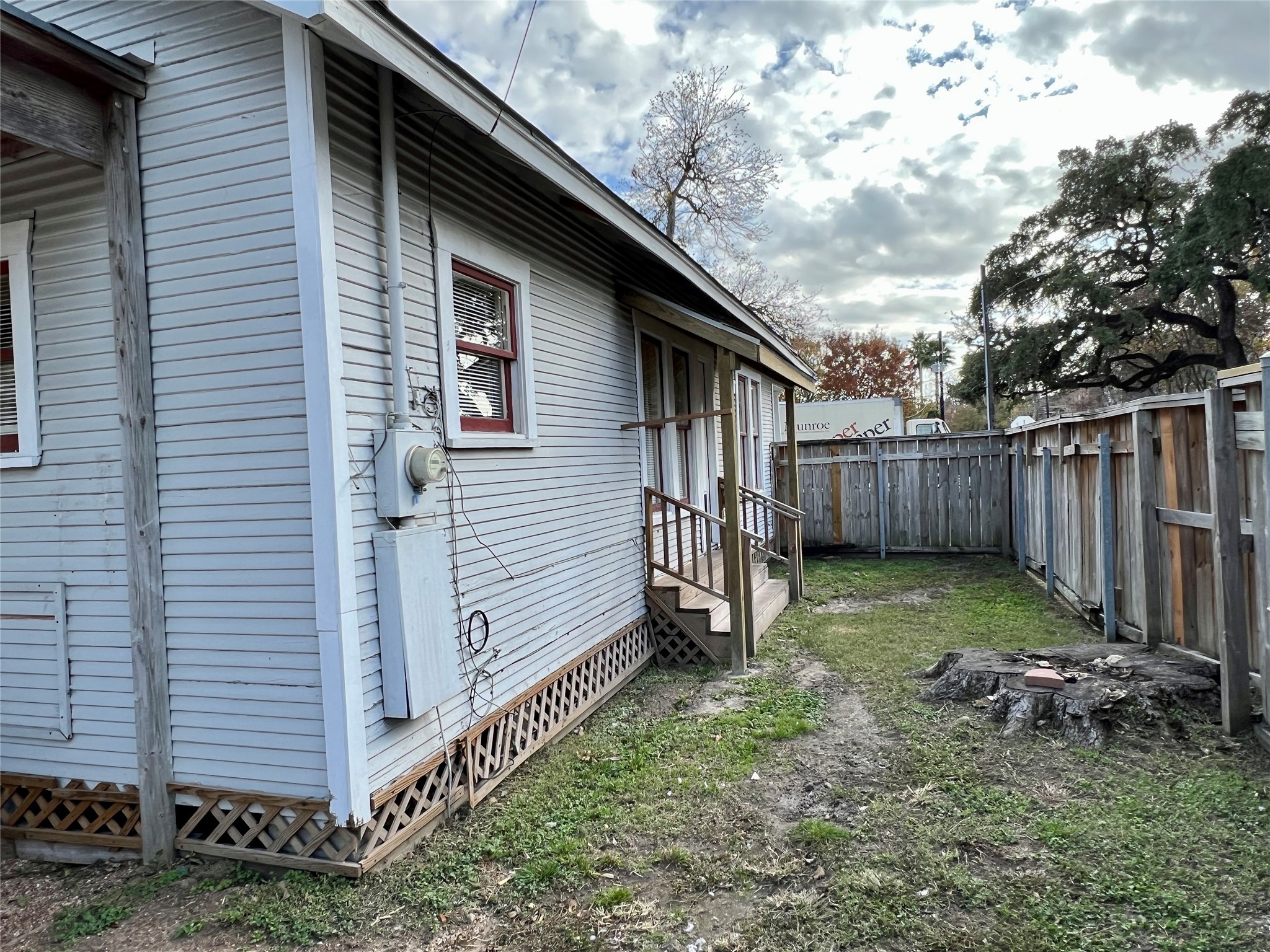501 East 28th Street Houston, TX 77008 - Photo 20 of 20 a backyard of a house with lots of green space