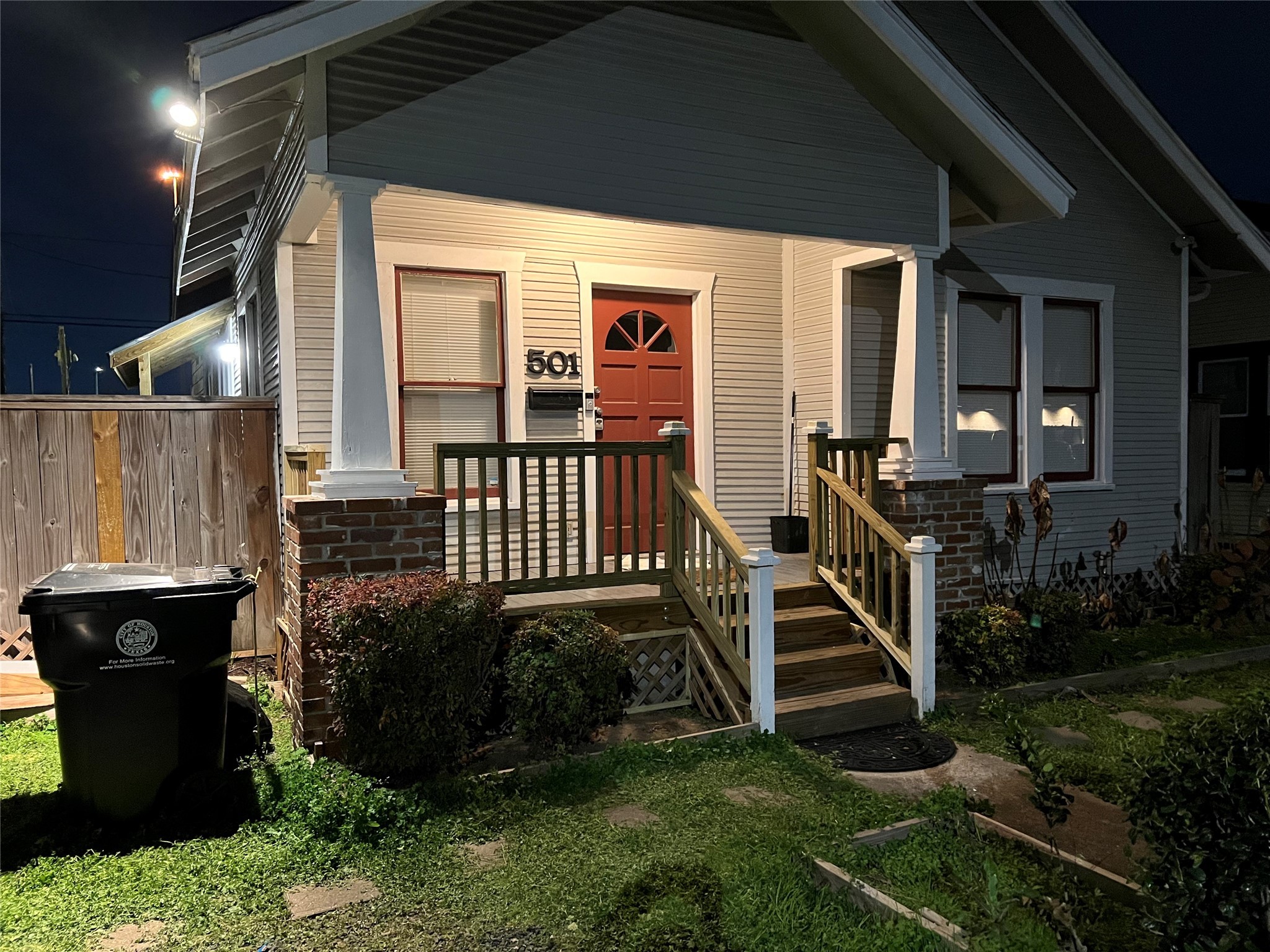 501 East 28th Street Houston, TX 77008 - Photo 2 of 20 a view of a house with backyard and porch