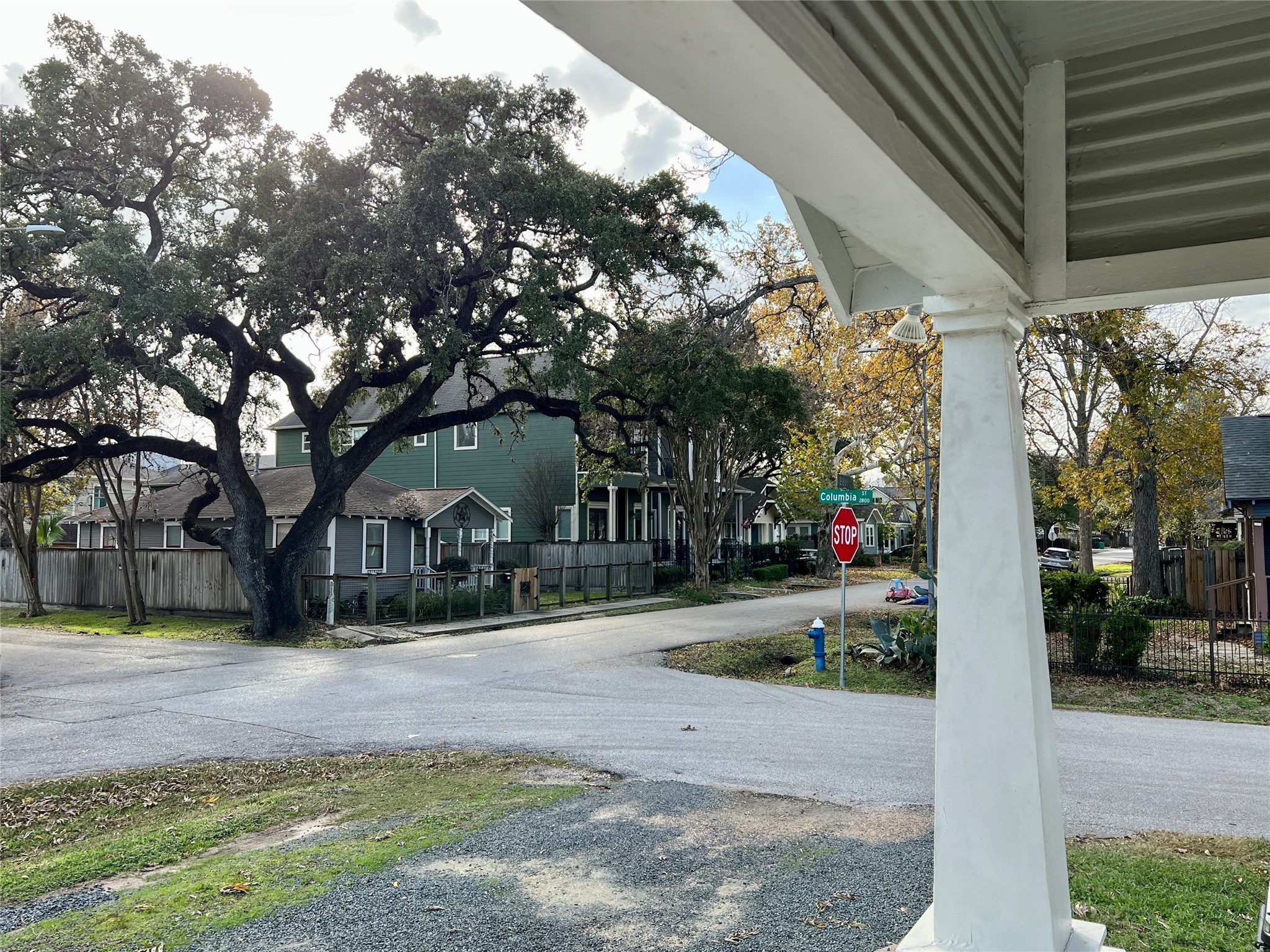 501 East 28th Street Houston, TX 77008 - Photo 3 of 20 a front view of a house with a yard