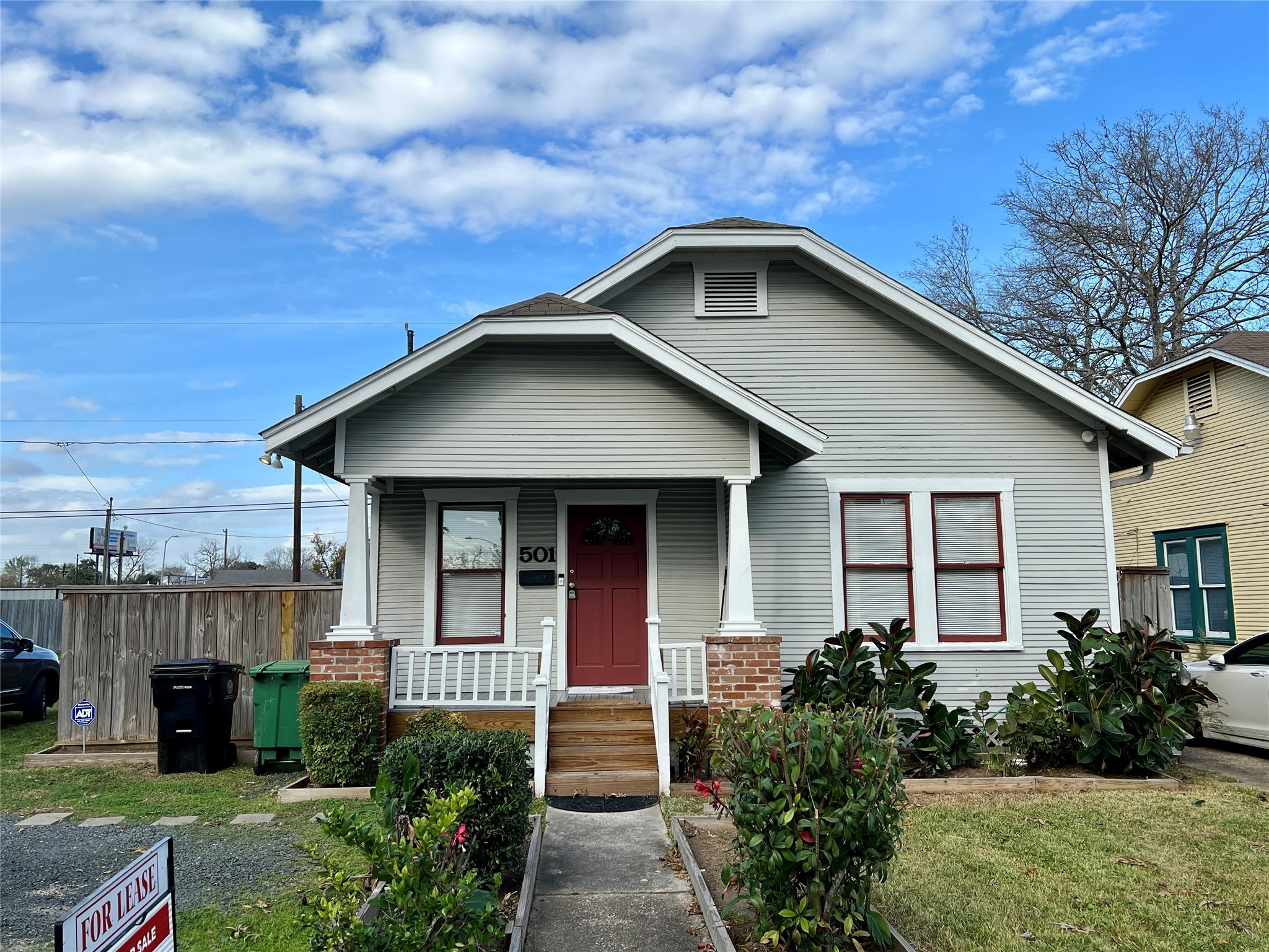 501 East 28th Street Houston, TX 77008 - Photo 4 of 20 a house that has a tree in it