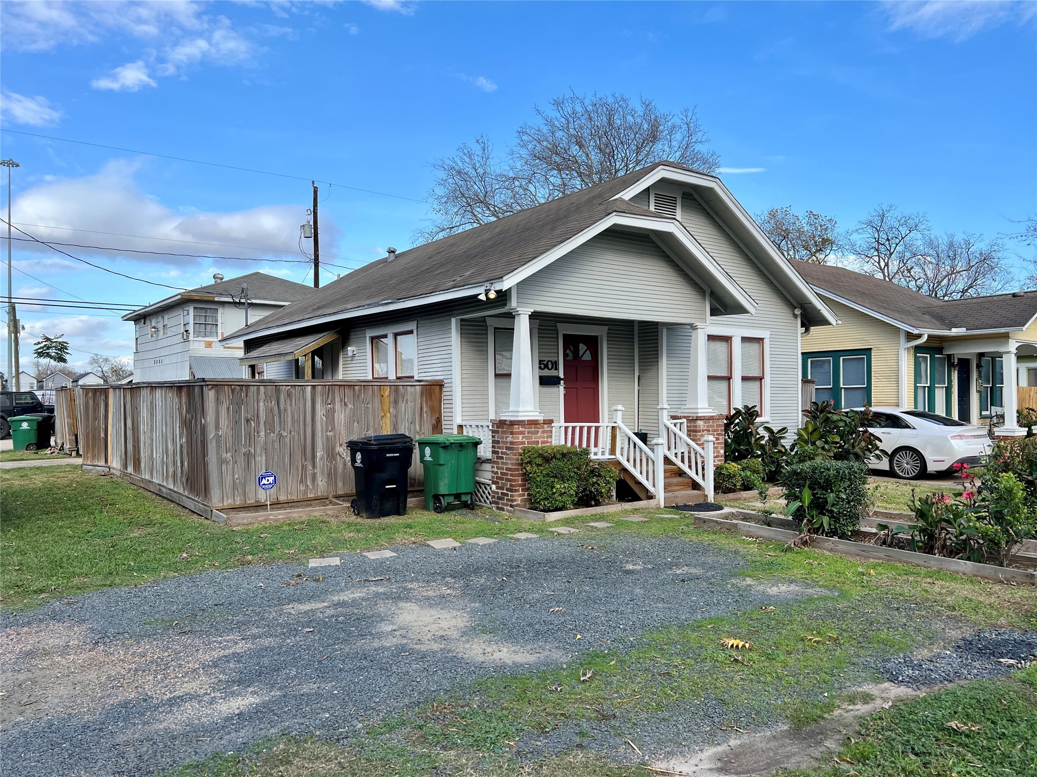 501 East 28th Street Houston, TX 77008 - Photo 5 of 20 a front view of a house with garden