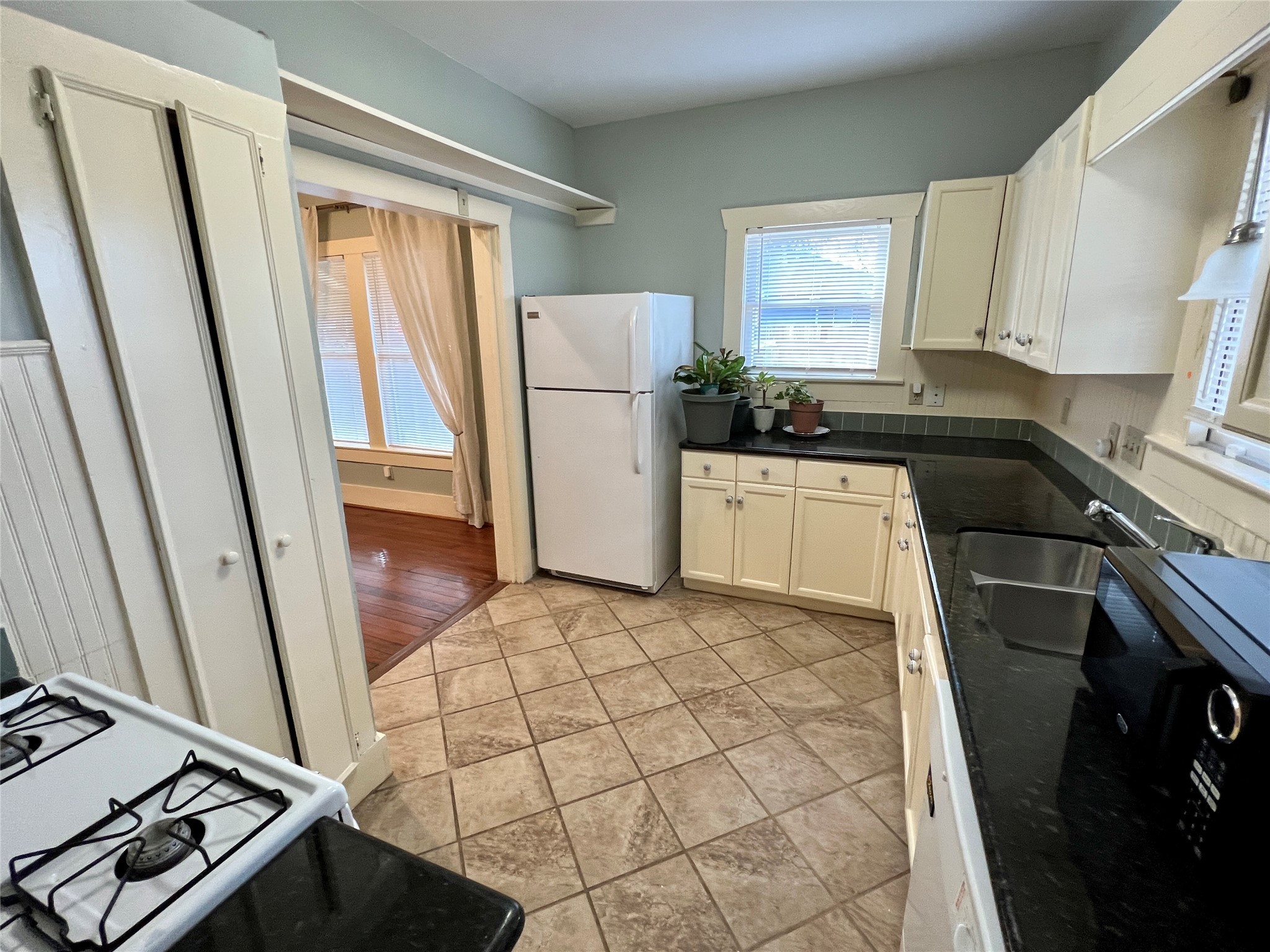 501 East 28th Street Houston, TX 77008 - Photo 8 of 20 a kitchen with a refrigerator a stove a sink and a window