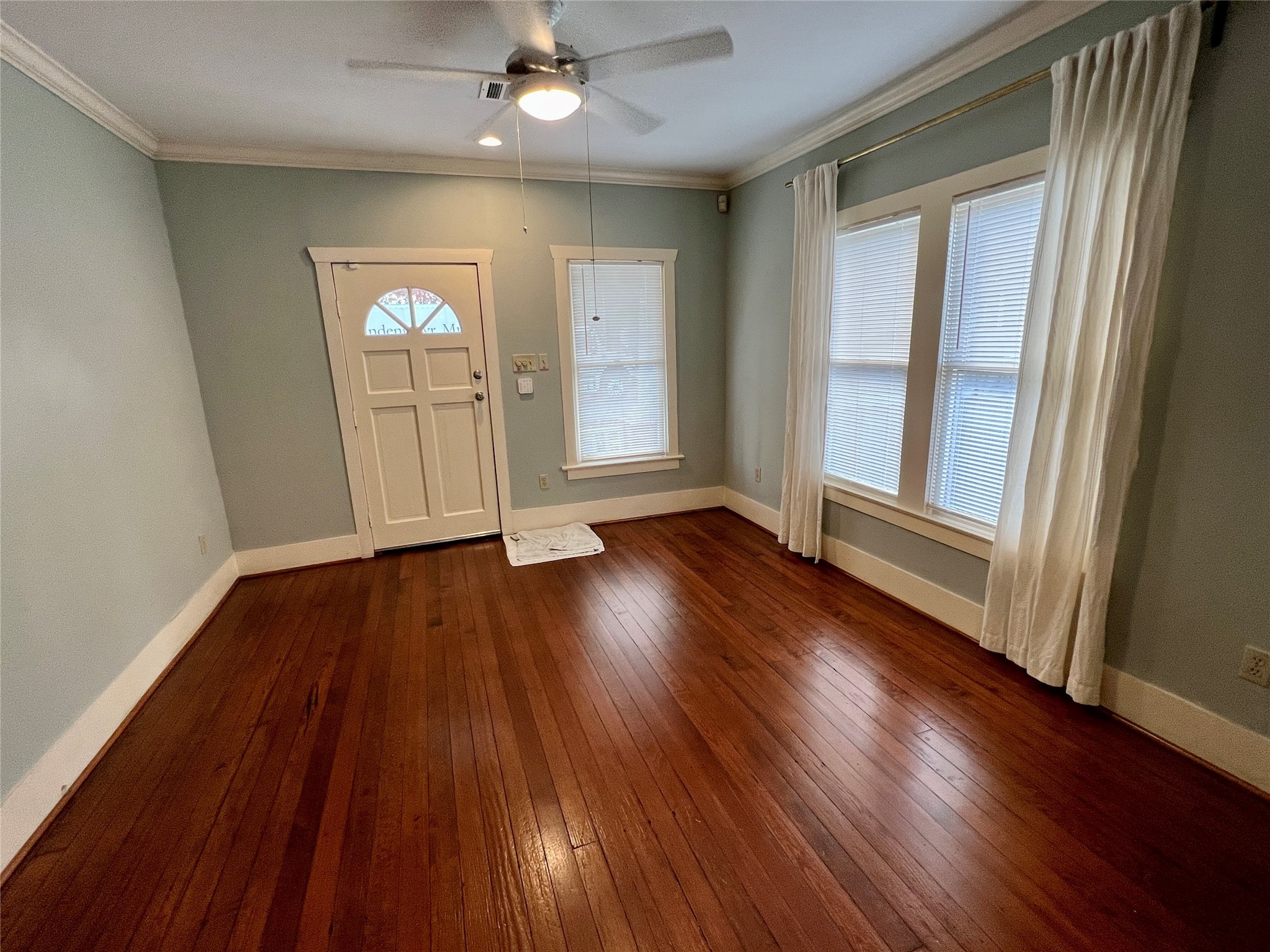 501 East 28th Street Houston, TX 77008 - Photo 10 of 20 an empty room with wooden floor and windows