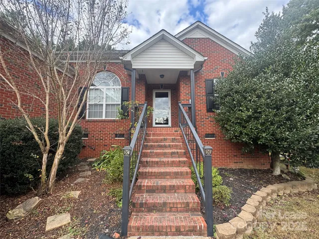 a view of a pathway with a house