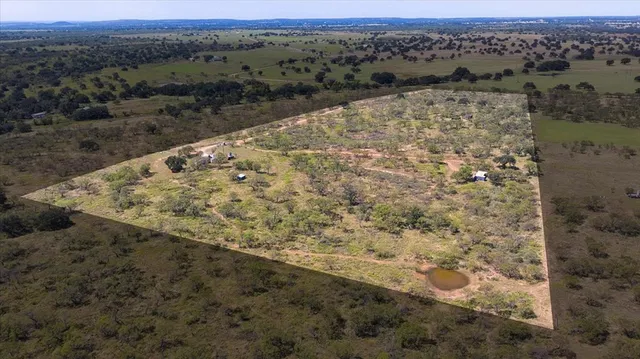a view of a dry yard