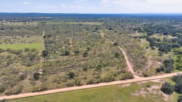 a view of a back yard