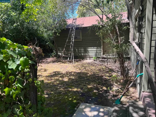 a view of a entryway in front of house