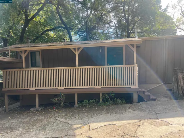 a view of entryway front of house