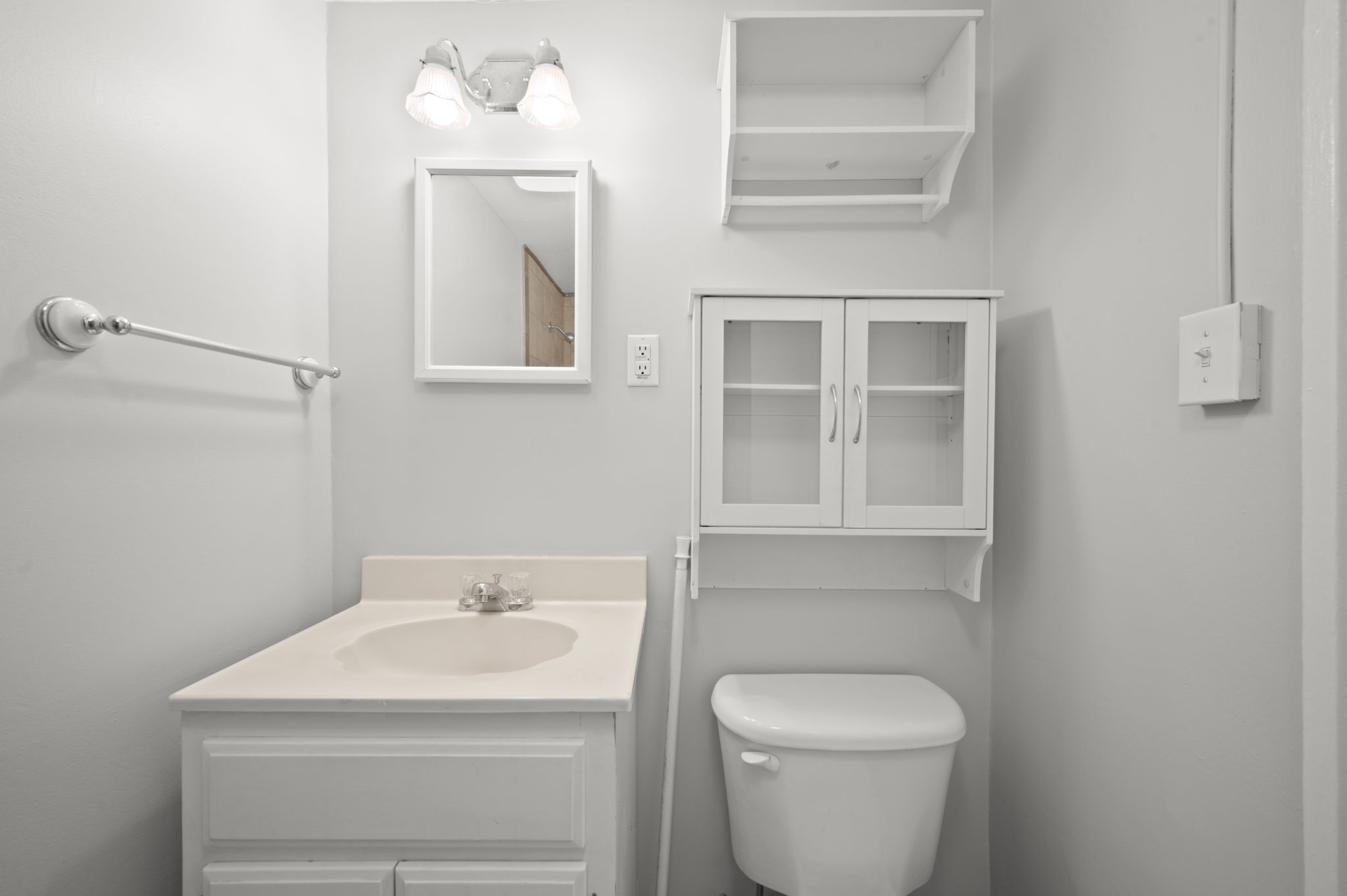 521 Hawkins Road, Unit 2 Clarksville, TN 37040 - Photo 12 of 16 a bathroom with a toilet a sink and mirror