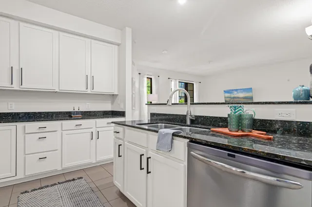 $275,000 | 2566 Ellis Avenue, Unit 103, St. Paul, MN 55114