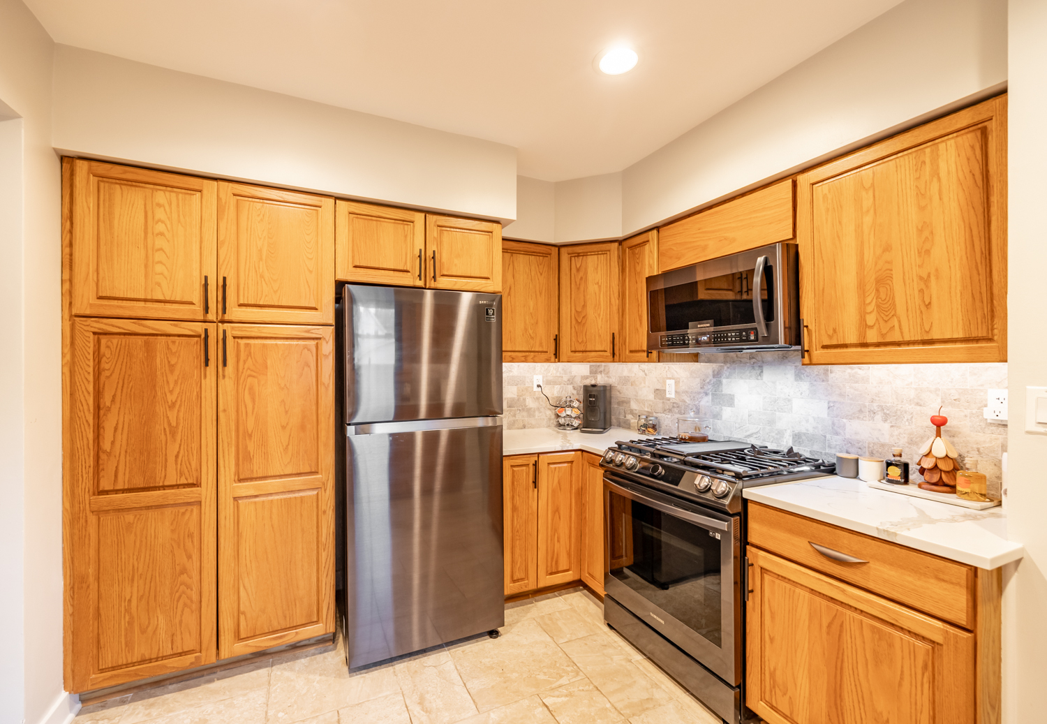 725 Augusta Avenue Elgin, IL 60120 - Photo 8 of 37