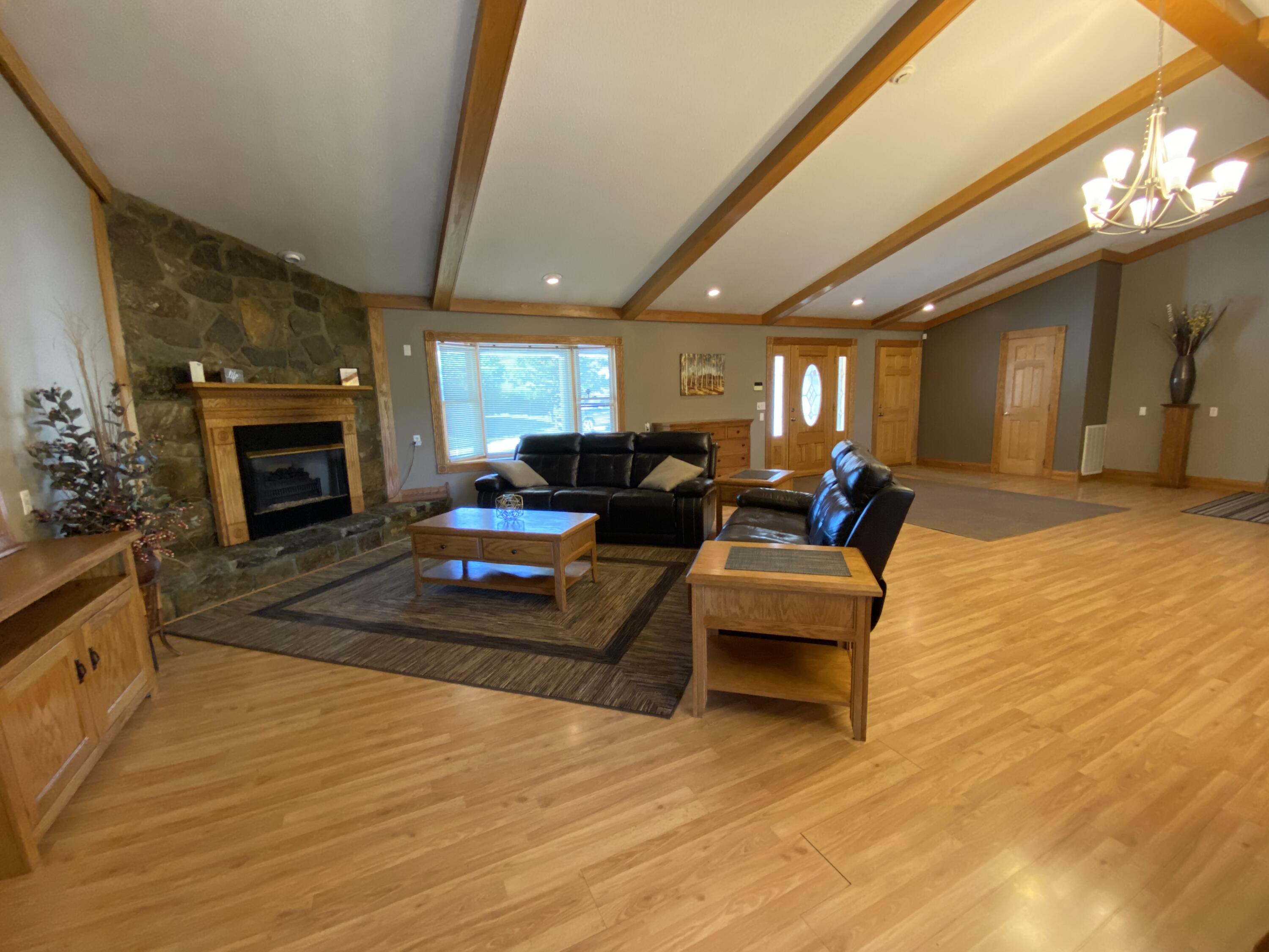 337 Under Pass Road Ewing, VA 24248 - Photo 18 of 33 living room