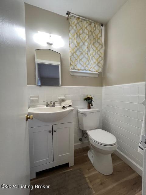 3719 Chevy Chase Road Louisville, KY 40218 - Photo 11 of 20 Half bath attached to primary bedroom.