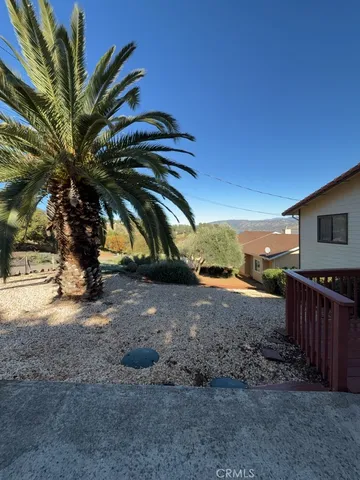 a view of a backyard