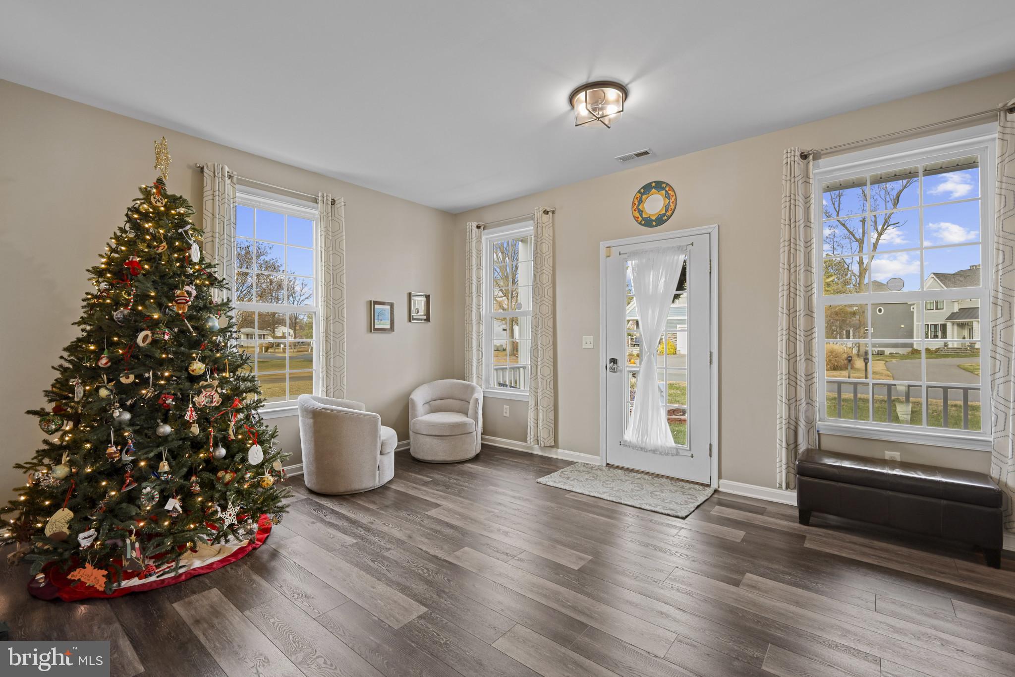 4220 Kings Road Edgewater, MD 21037 - Photo 9 of 78 a living room with furniture and a potted plant