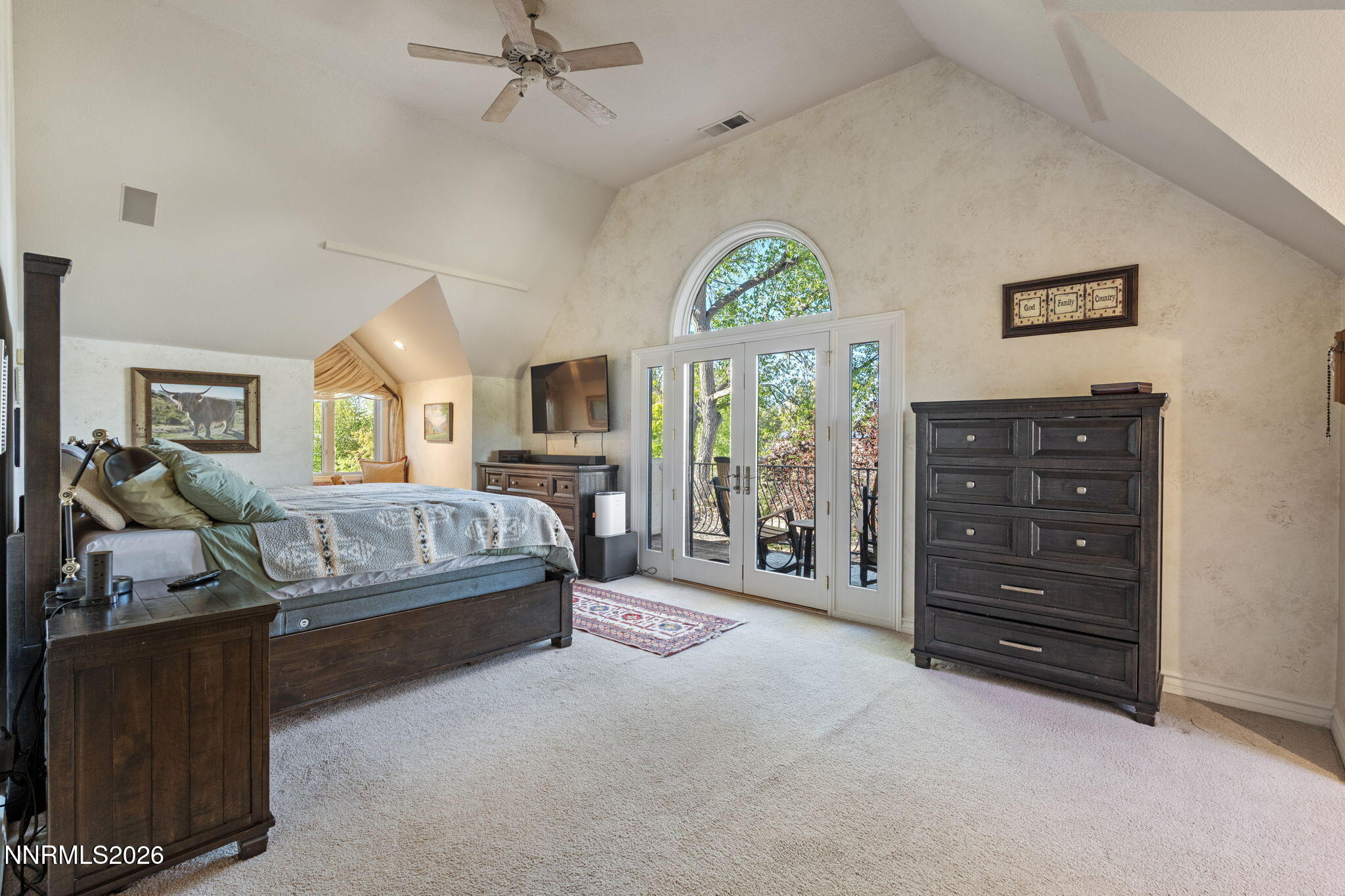 7850 Kevin Circle Reno, NV 89511 - Photo 20 of 68 a spacious bedroom with a bed and a dresser
