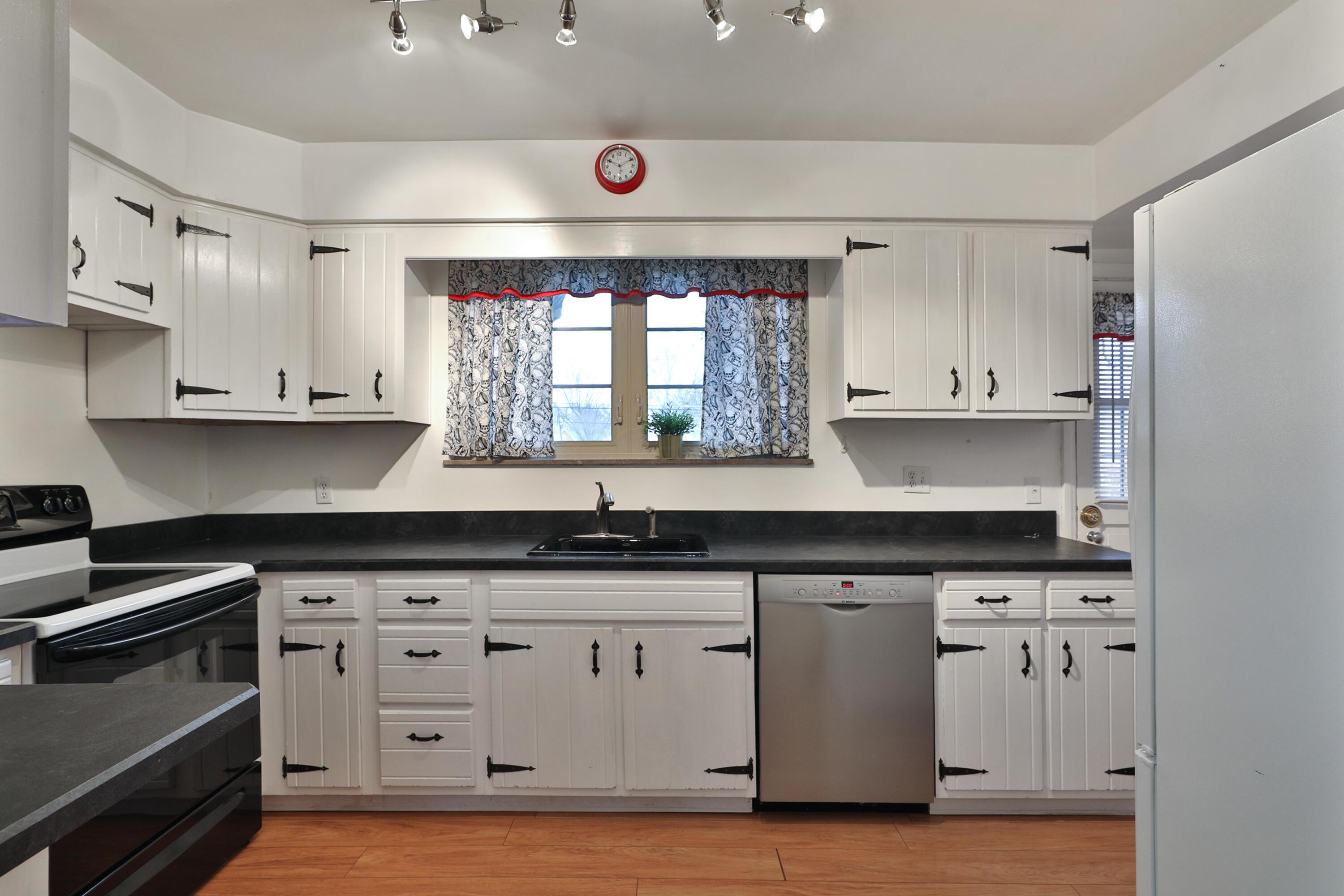 2620 Wellesley Road Columbus, OH 43209 - Photo 23 of 32 Kitchen