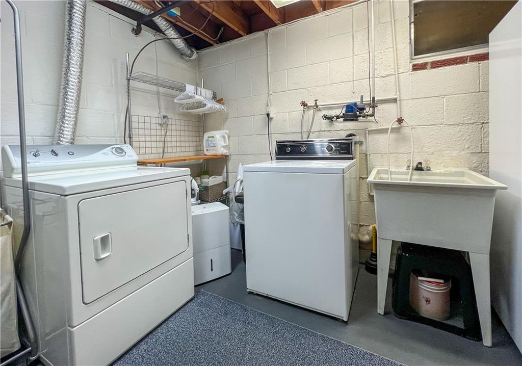 139 Delaware Drive Butler, PA 16001 - Photo 16 of 27 a utility room with dryer and washer