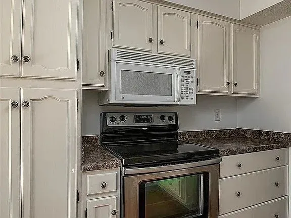 $2,300 | 3060 Parkwild Drive, Unit 1, Bettendorf, IA 52722