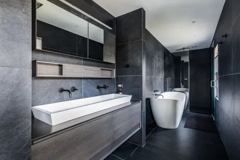 $5,750,000 | 103 Mill Hill Lane, East Hampton, NY 11937