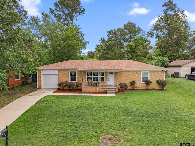 a view of a house with a yard