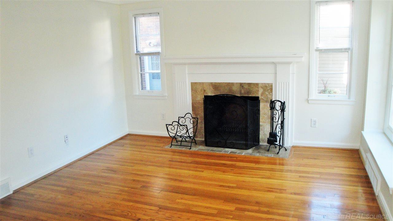 1569 Roslyn Road Grosse Pointe, MI 48236 - Photo 2 of 30 31332490-1.JPG