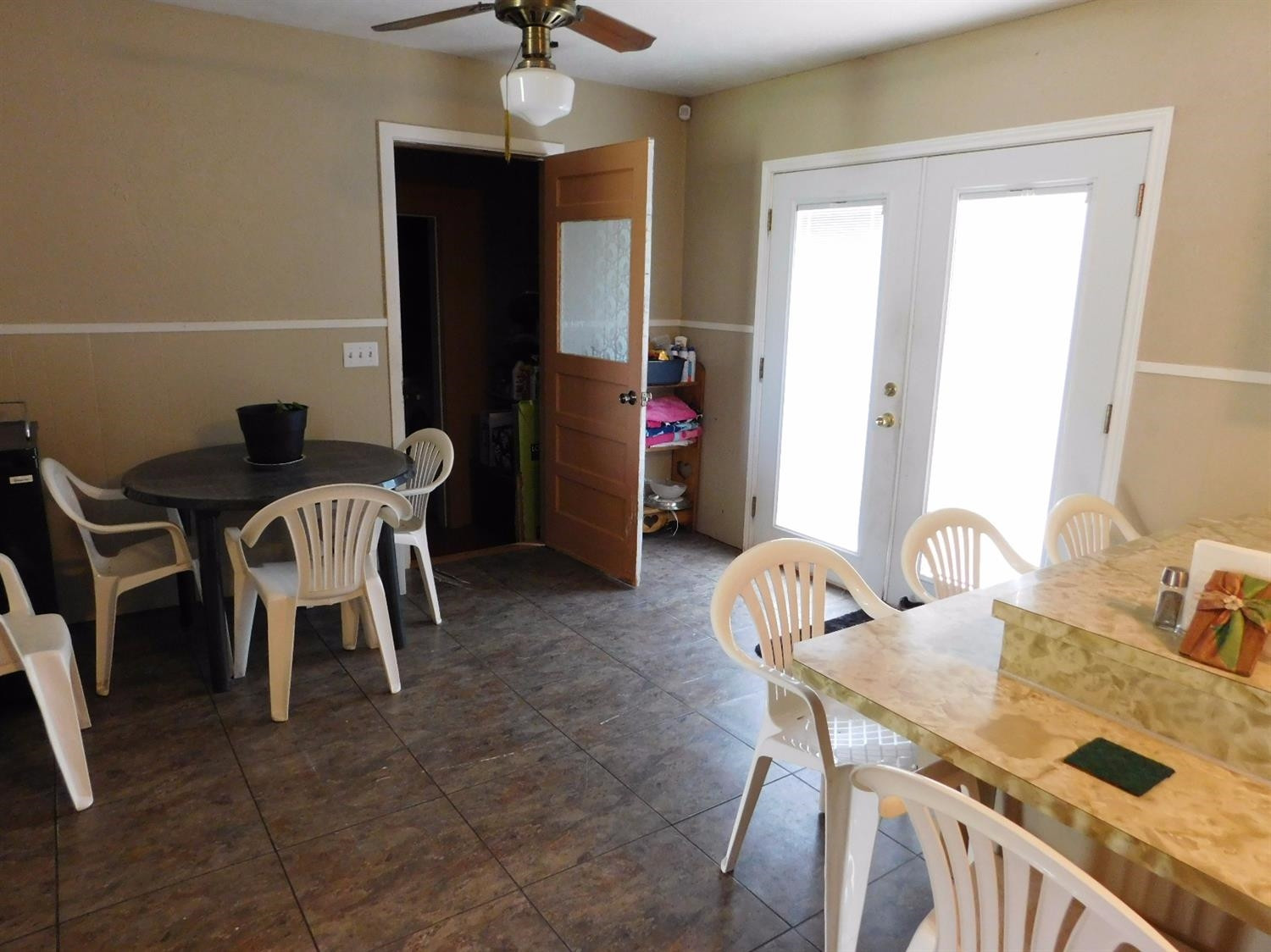 904 West 7th Street Muleshoe, TX 79347 - Photo 5 of 10 a dining room with furniture and window