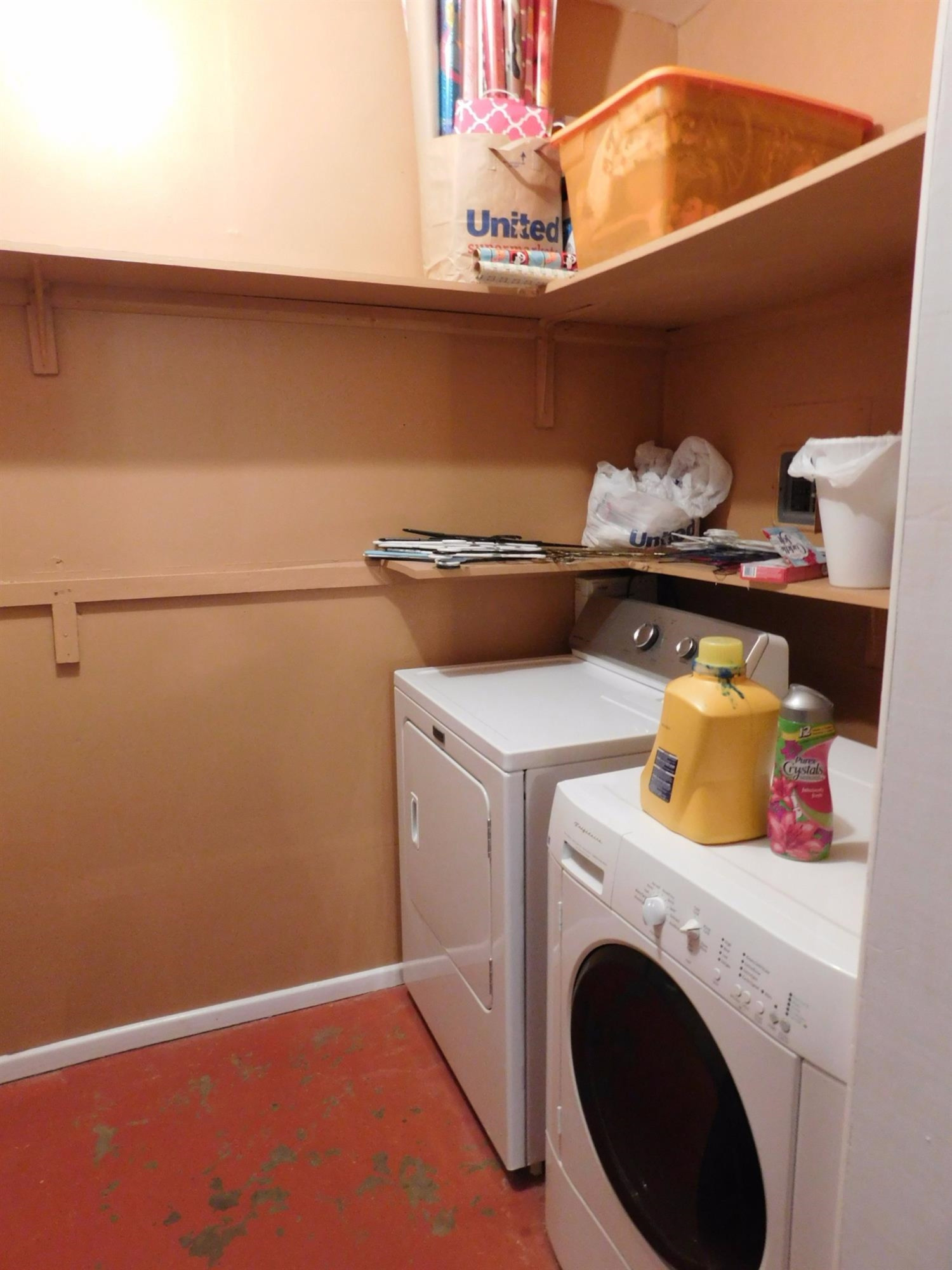 904 West 7th Street Muleshoe, TX 79347 - Photo 7 of 10 a utility room with dryer and washer