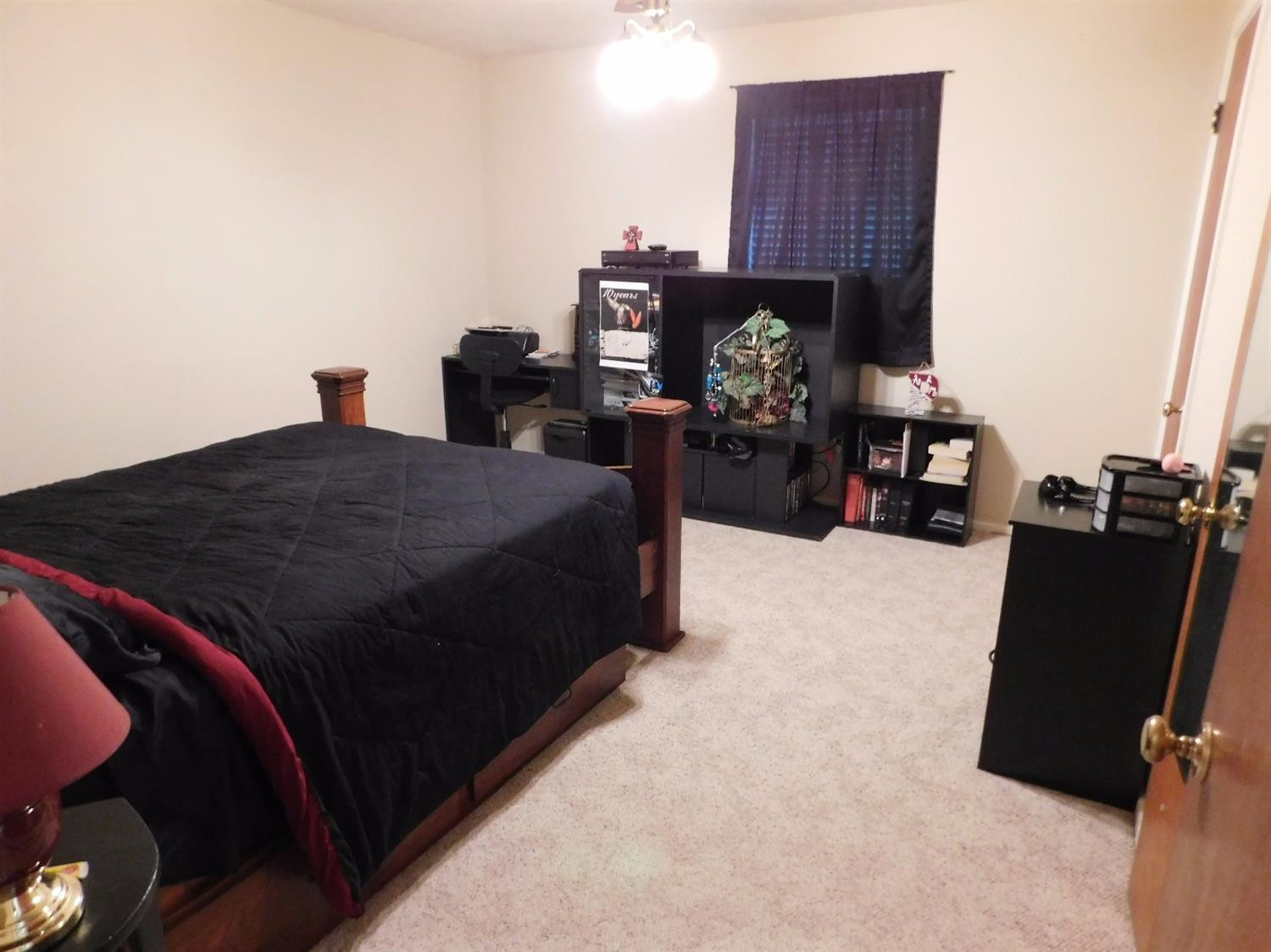 904 West 7th Street Muleshoe, TX 79347 - Photo 8 of 10 a bed sitting in a bedroom next to a window