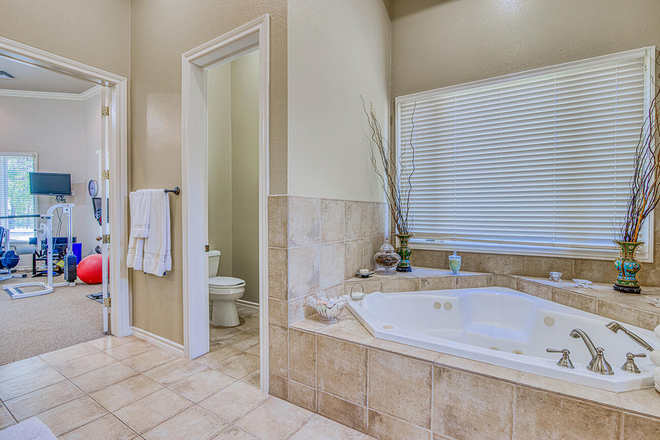 656 Cox Road El Paso, TX 79932 - Photo 19 of 74 Spacious Bubble Tub in Master Bathroom