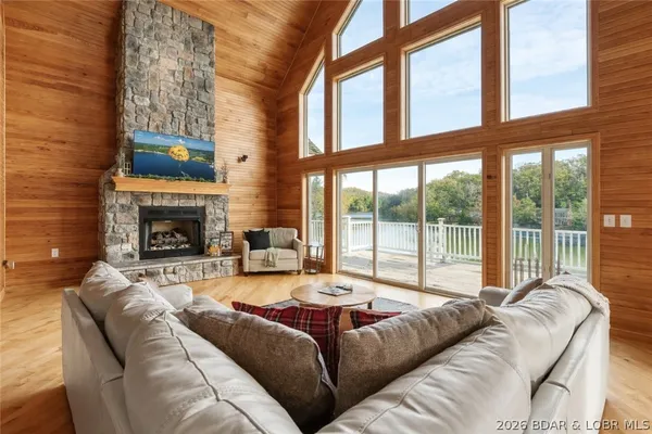 $1,350,000 | 575 Graceland Point, Climax Springs, MO 65324