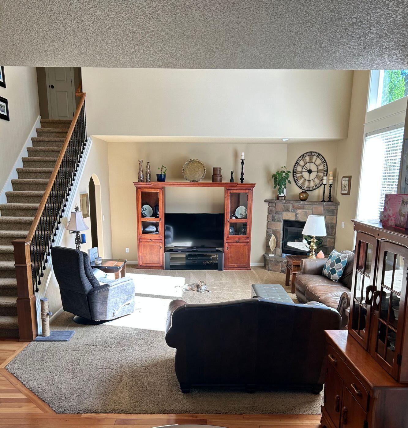 61276 Splendor Lane Bend, OR 97702 - Photo 19 of 40 Living Room 2 (1)