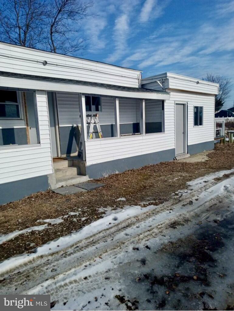 204 Bridgeton Avenue Fortescue, NJ 08321 - Photo 3 of 17 a front view of a house