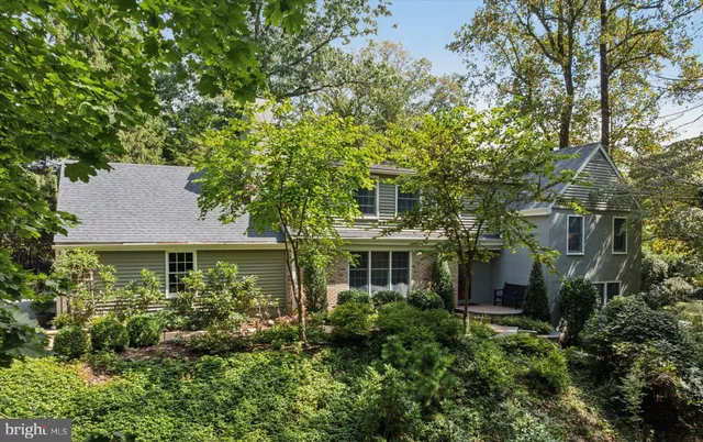 a view of a yard in front of house