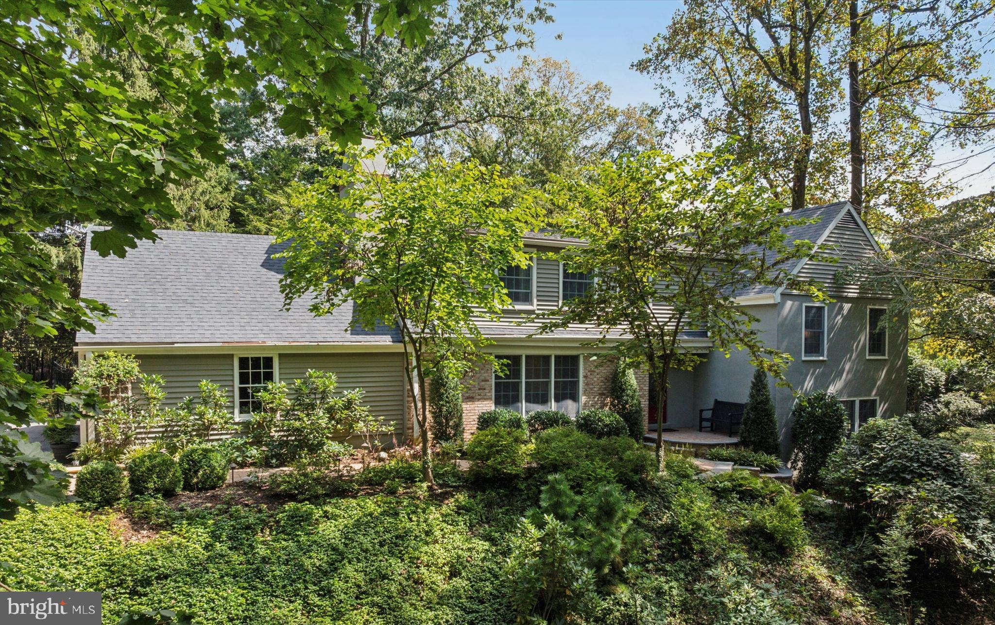 a view of a yard in front of house