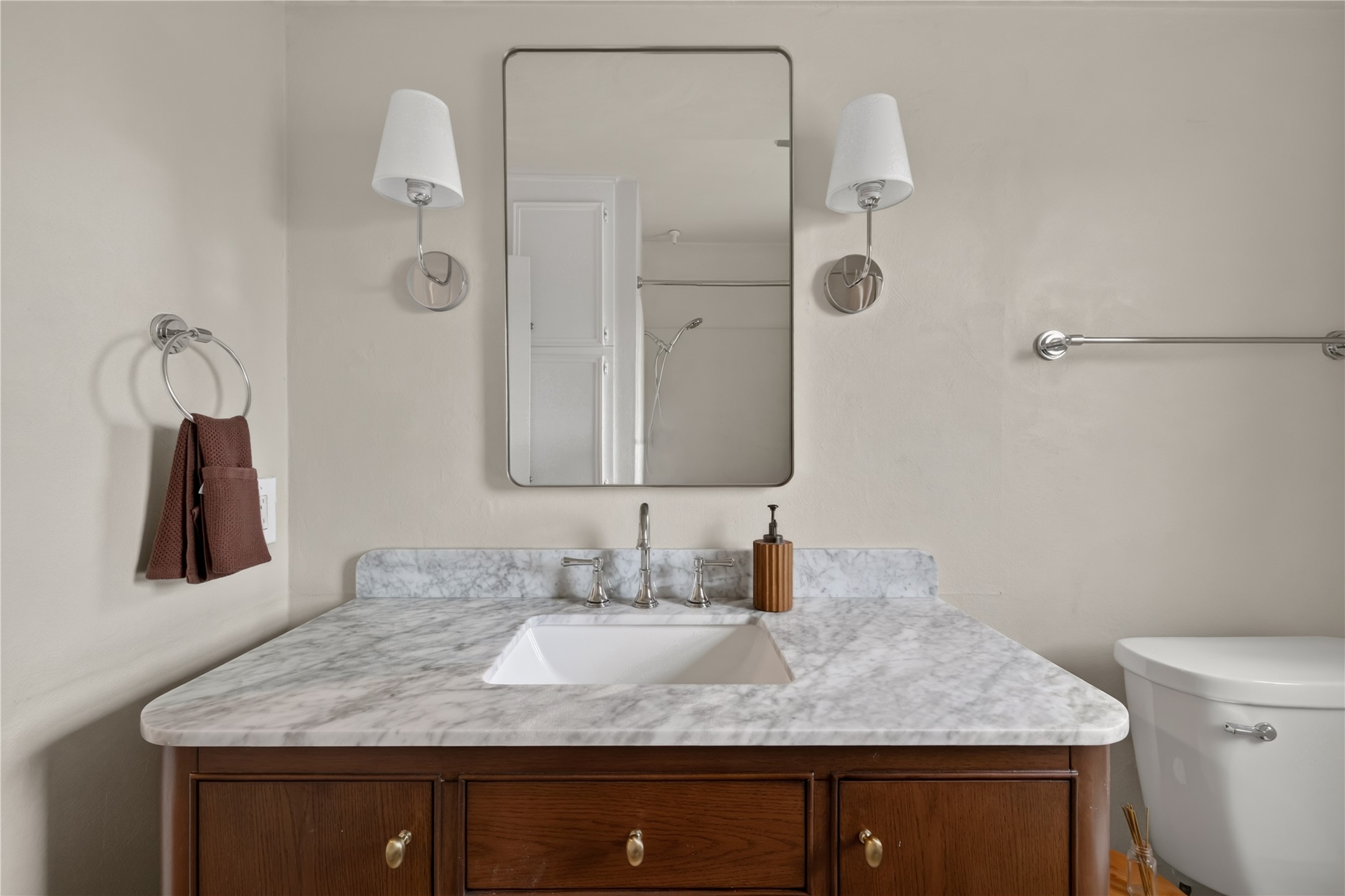 3845 Ranch Road 2222, Unit T2 Austin, TX 78731 - Photo 29 of 34 Secondary Full Bath.