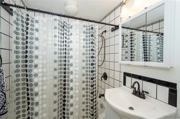 $300,000 | 2125 Lakeview Road, Hamburg, NY 14085