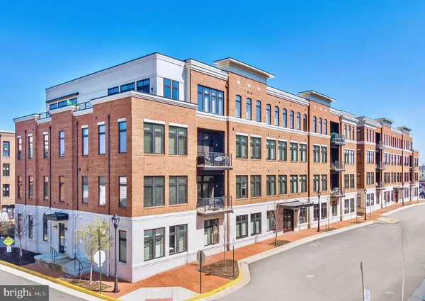 $899,999 | 2 Stationmaster Street Southeast, Unit 202, Leesburg, VA 20175