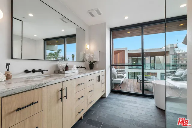 $8,500 | 610 South Van Ness Avenue, Unit 3, Los Angeles, CA 90010