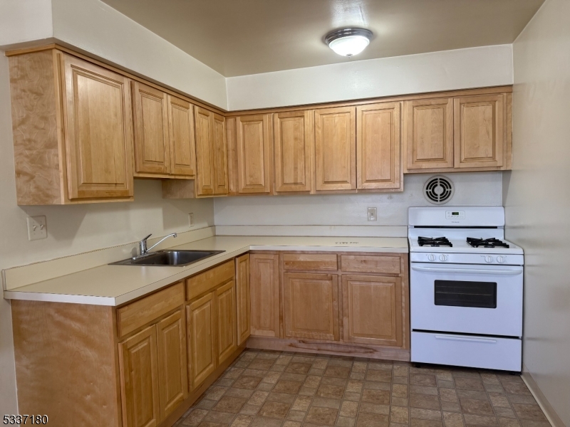 948 Valley Road, Unit A8 Clifton, NJ 07013 - Photo 2 of 14
