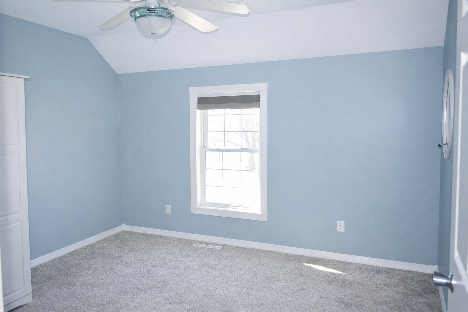 2912 Woodlawn Road Sterling, IL 61081 - Photo 41 of 48 an empty room with a window