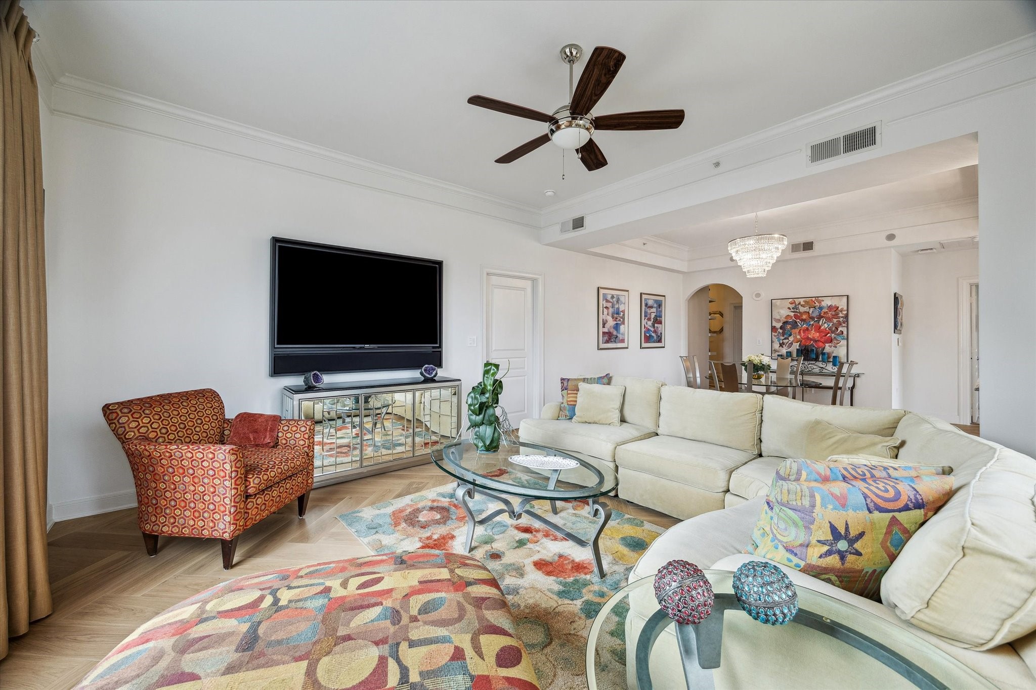 3333 Allen Parkway, Unit 602 Houston, TX 77019 - Photo 12 of 49 a living room with furniture and a flat screen tv