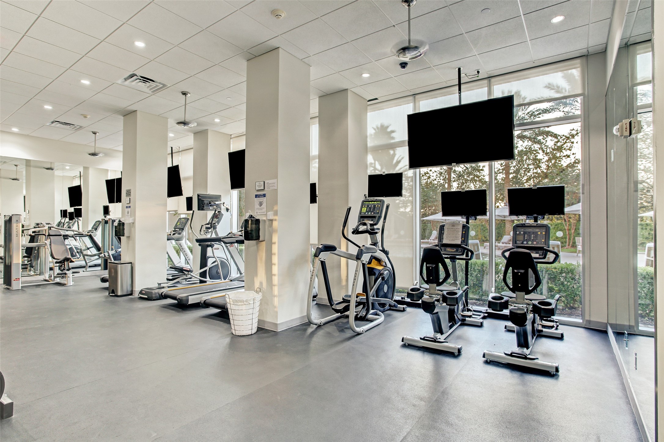 3333 Allen Parkway, Unit 602 Houston, TX 77019 - Photo 41 of 49 a view of a room with gym equipment